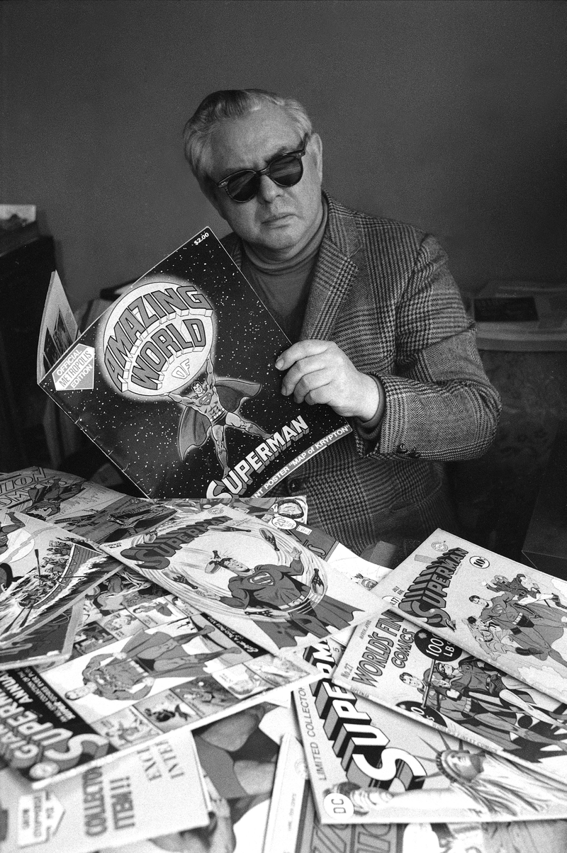 Imagen: el creador de Superman, Joe Shuster, con varios cómics del personaje (1975). AP